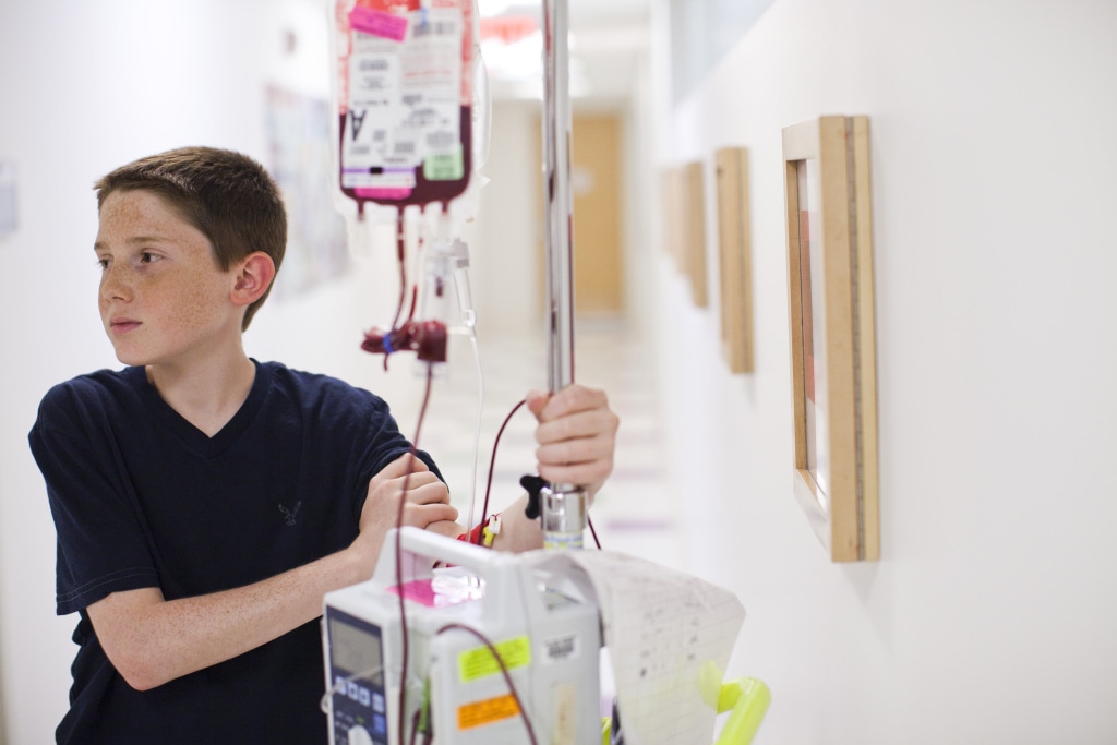 a person holding a iv drip